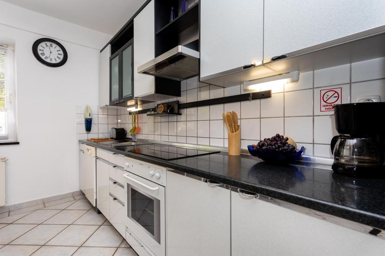 Apartman Maris Vrbnik Exterior photo
